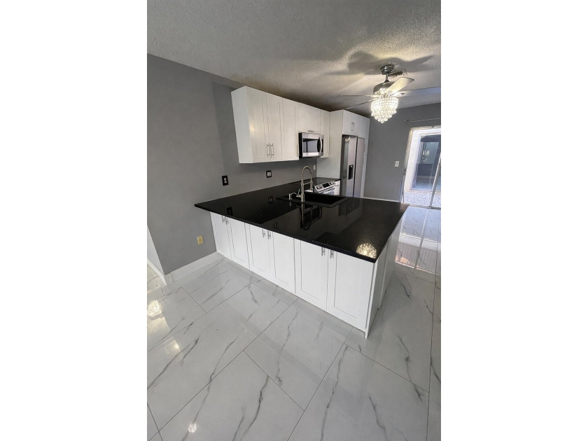 Welcome home! Fully renovated luxury patio home stands far above - photo 8