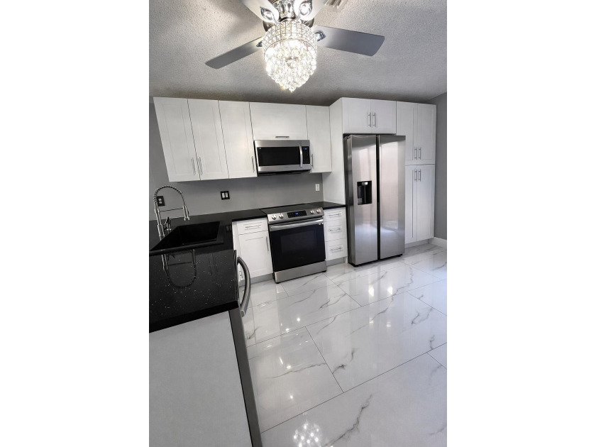 Welcome home! Fully renovated luxury patio home stands far above - photo 9
