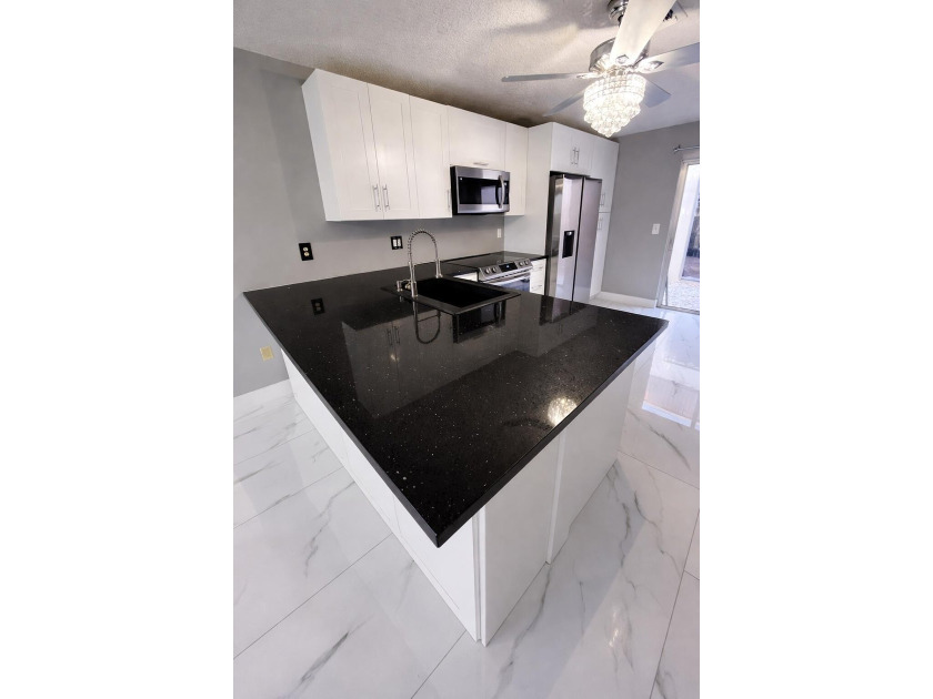 Welcome home! Fully renovated luxury patio home stands far above - photo 10