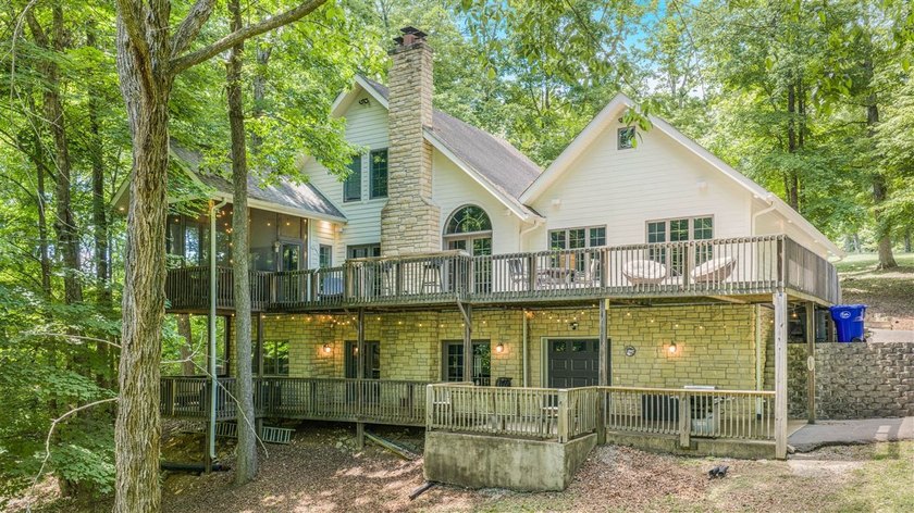 Exceptional lakefront living with room for everyone! This 5BR/3 - photo 5