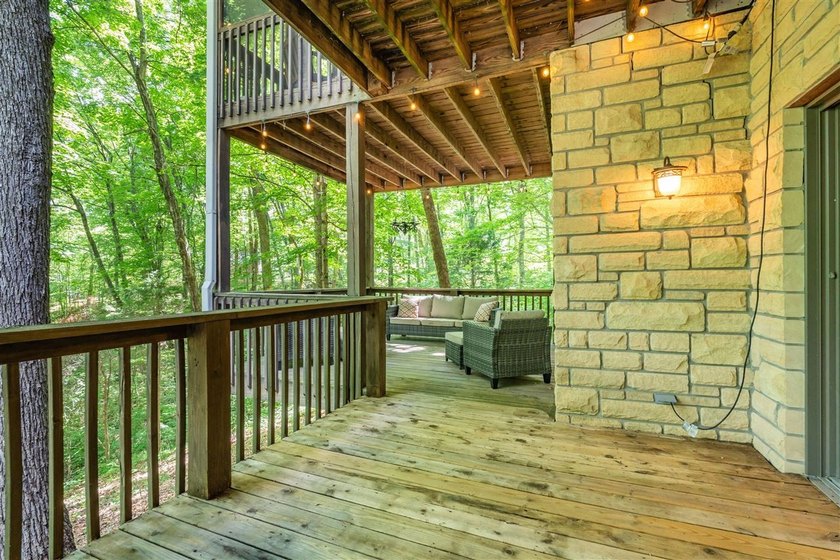Exceptional lakefront living with room for everyone! This 5BR/3 - photo 7