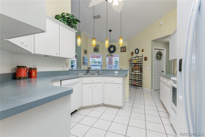 WELL APPOINTED AND BEAUTIFULLY MAINTAINED 3/2/2 POOL HOME on .32 - photo 15