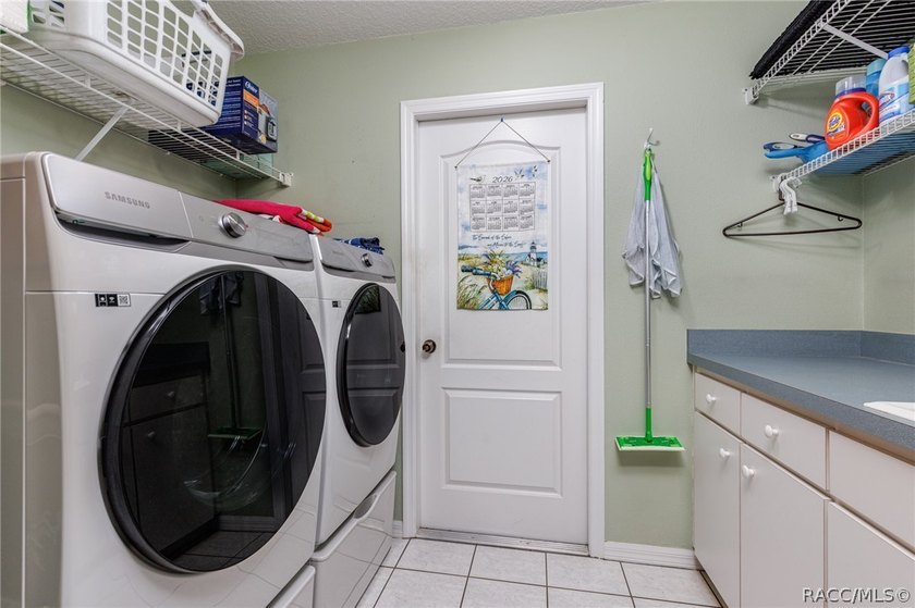 WELL APPOINTED AND BEAUTIFULLY MAINTAINED 3/2/2 POOL HOME on .32 - photo 16