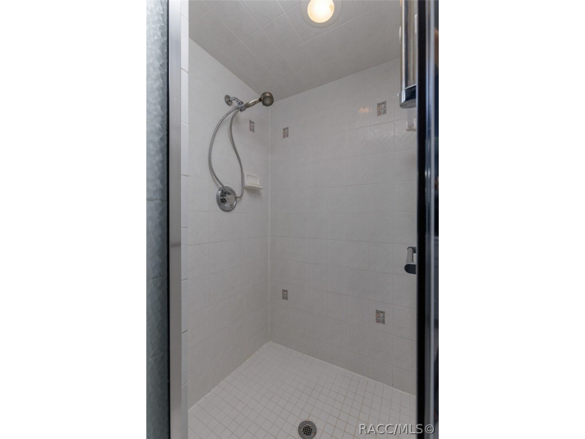 WELL APPOINTED AND BEAUTIFULLY MAINTAINED 3/2/2 POOL HOME on .32 - photo 22