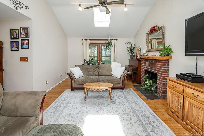 Welcome to this warm and inviting Colonial in the heart of Bay - photo 11