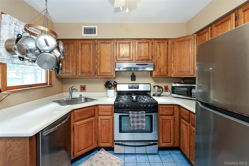 Welcome to this warm and inviting Colonial in the heart of Bay - photo 13
