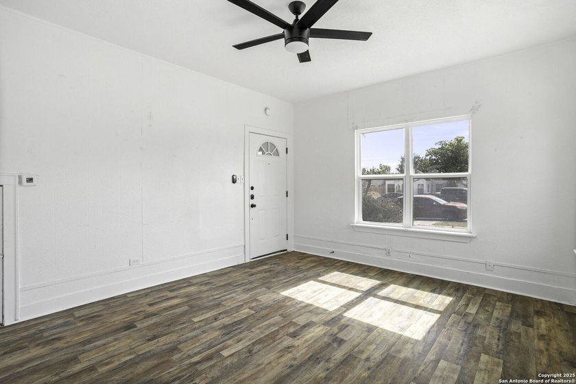Prime Location!! This Fourplex is a great investment or house - photo 4
