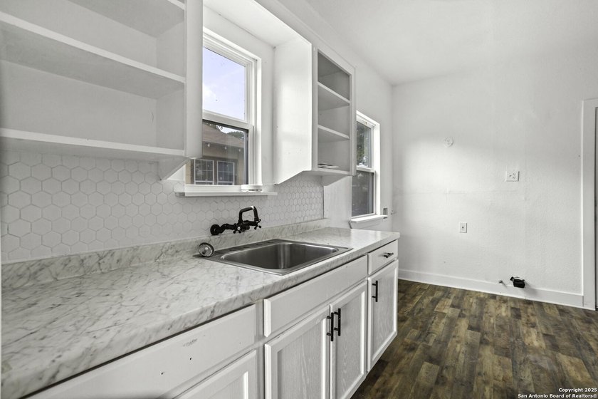 Prime Location!! This Fourplex is a great investment or house - photo 5