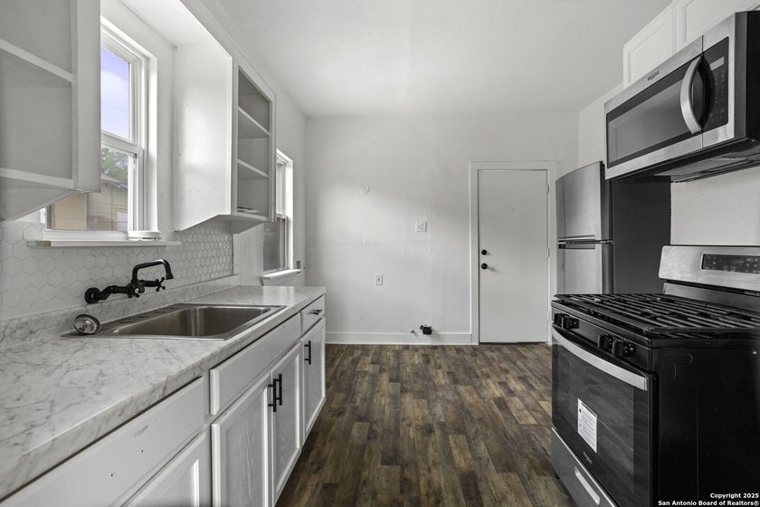 Prime Location!! This Fourplex is a great investment or house - photo 7