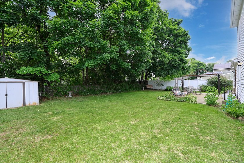 Welcome to this warm and inviting Colonial in the heart of Bay - photo 32