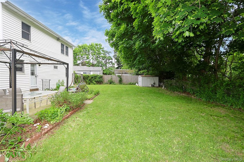 Welcome to this warm and inviting Colonial in the heart of Bay - photo 35