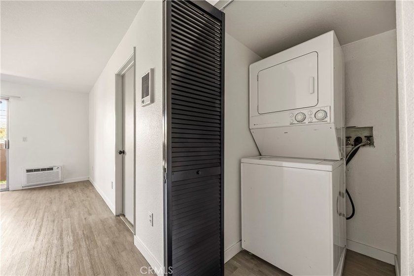 Move-in ready and beautifully updated 2-bedroom, 2-bath condo - photo 11