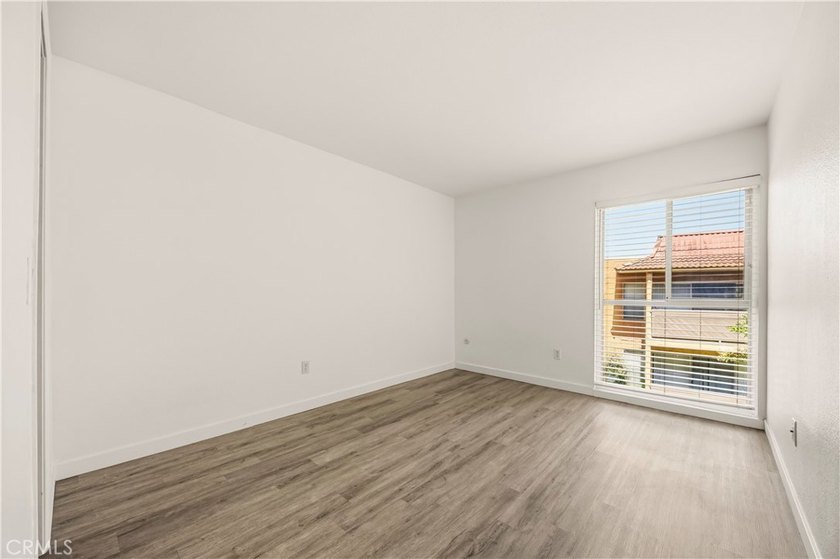 Move-in ready and beautifully updated 2-bedroom, 2-bath condo - photo 15