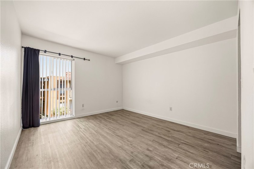 Move-in ready and beautifully updated 2-bedroom, 2-bath condo - photo 27