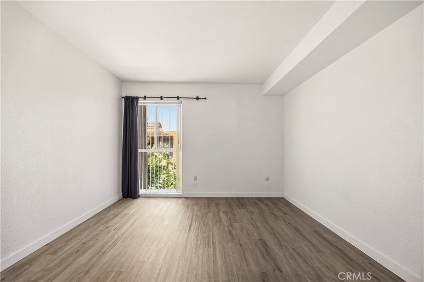 Move-in ready and beautifully updated 2-bedroom, 2-bath condo - photo 28