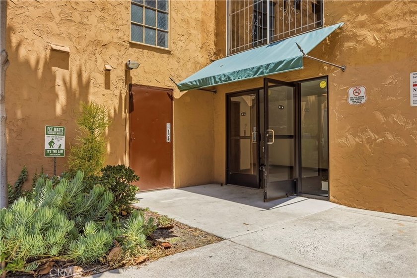 Move-in ready and beautifully updated 2-bedroom, 2-bath condo - photo 36