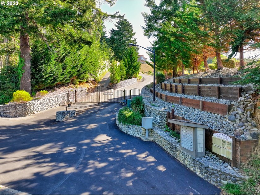 Imagine this corner lot with its beautiful views and your custom - photo 2