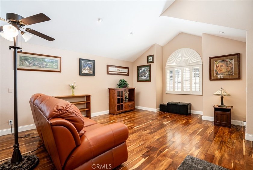 Dramatic ceilings, ocular and arched transom windows, walk-in - photo 4