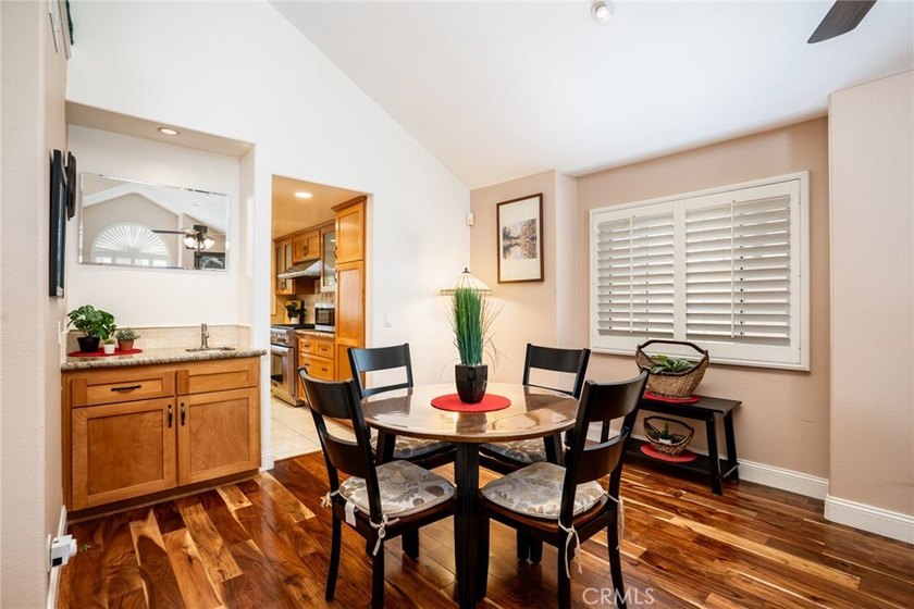 Dramatic ceilings, ocular and arched transom windows, walk-in - photo 5