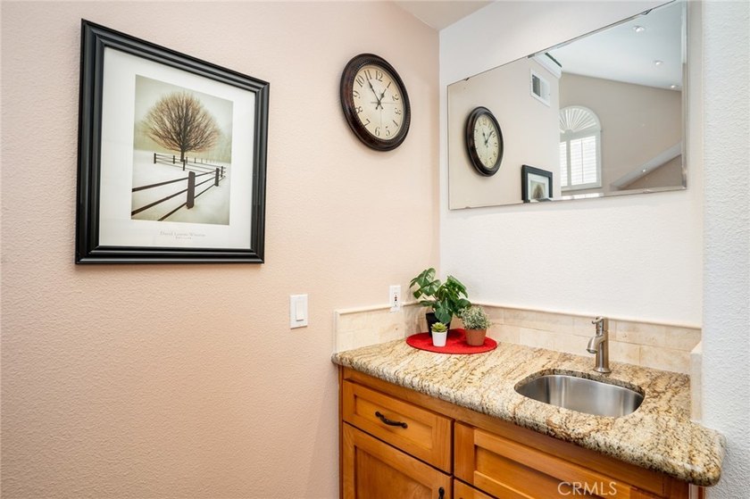 Dramatic ceilings, ocular and arched transom windows, walk-in - photo 6