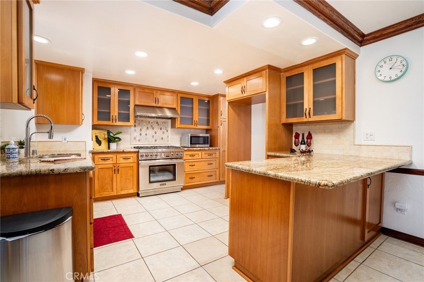 Dramatic ceilings, ocular and arched transom windows, walk-in - photo 9