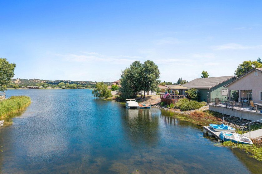 Enjoy waterfront living in the gated community of Lake - photo 2