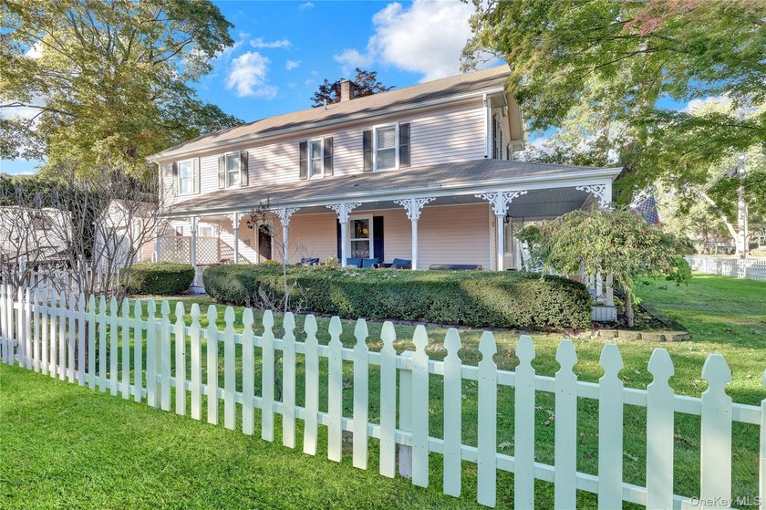 Welcome to this charming and beautifully maintained Colonial - photo 2
