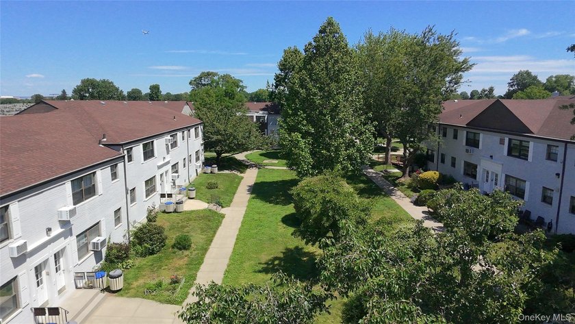 Welcome to Hyde Park in the heart of Kew Gardens Hills! This - photo 13