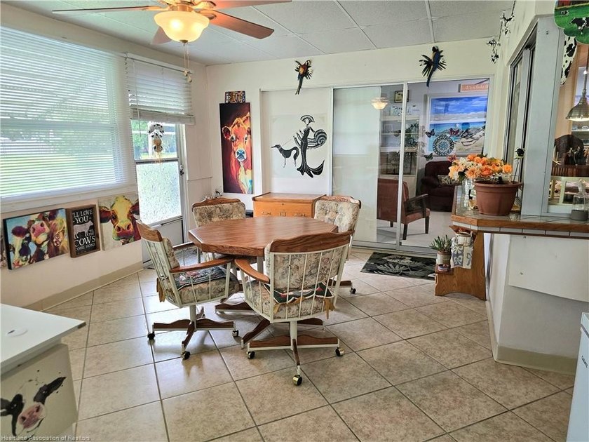 Move-in ready 2/2 at Spring Lake! Year-round living, seasonal - photo 16