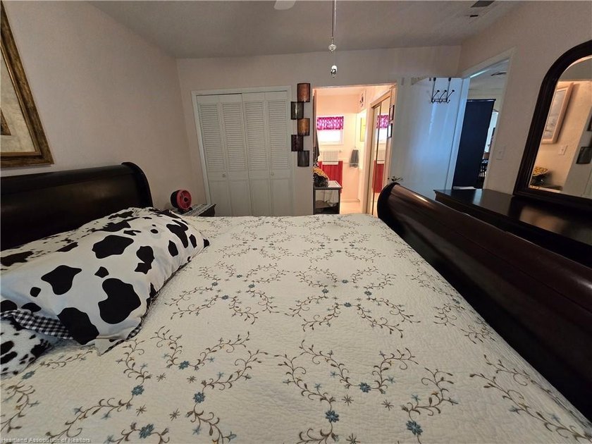 Move-in ready 2/2 at Spring Lake! Year-round living, seasonal - photo 22