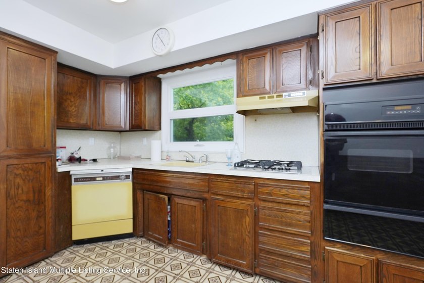 PRIME LOCATION- HARDWOOD FLOORS, NEW BATHROOM ON 1ST FLOOR, 3 - photo 3
