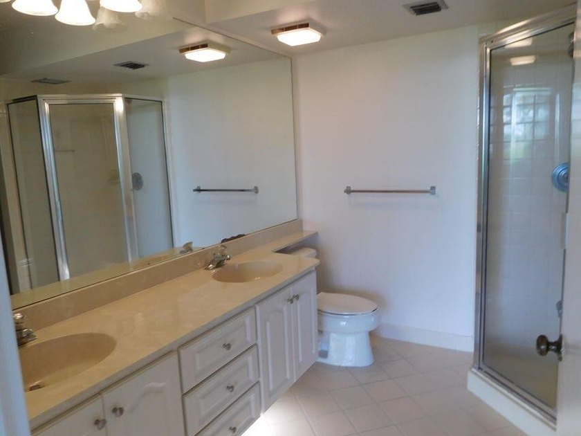 CHAMING AND WELL KEPT 2BDRM/2BTH FIRST FLOOR UNIT PARK IN FRONT - photo 5