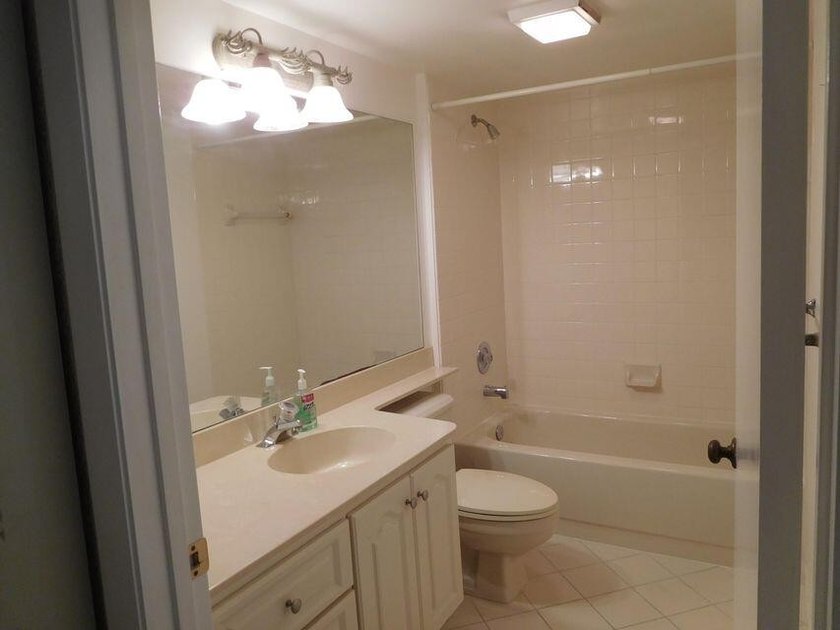 CHAMING AND WELL KEPT 2BDRM/2BTH FIRST FLOOR UNIT PARK IN FRONT - photo 7