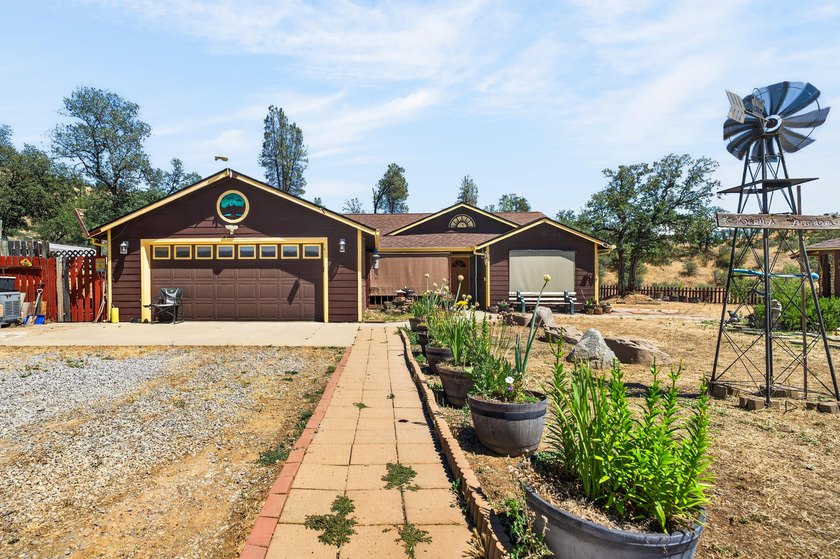 Experience the beauty of true country living on this expansive - photo 3