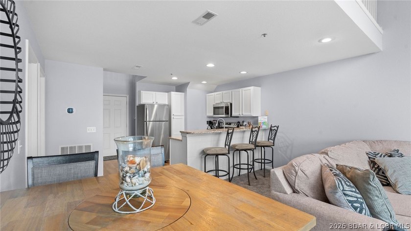 Welcome to this beautiful top-floor, turnkey condo in the heart - photo 11