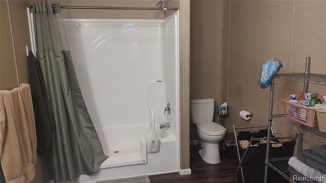 Beautiful 3 bedroom 2 full bath home with large master suite in - photo 14