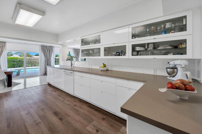 Palm Springs meets South Florida in this distinctive mid-century - photo 17