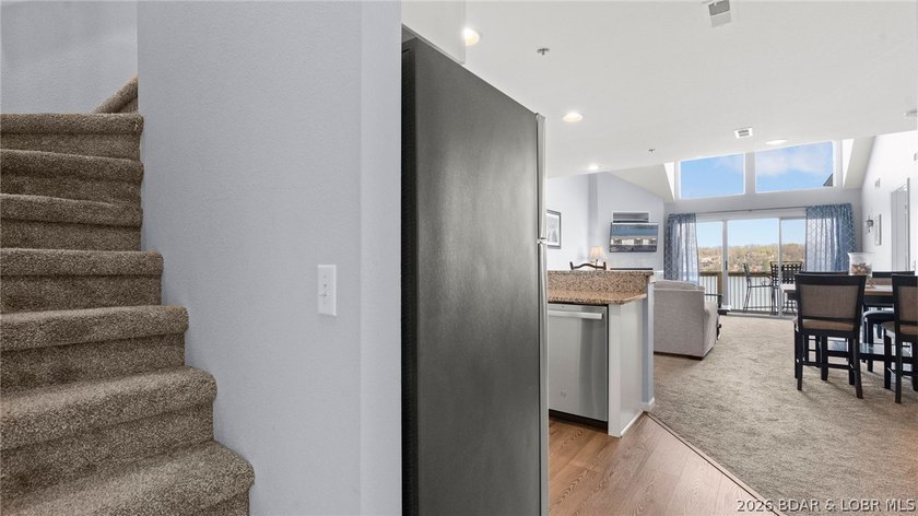 Welcome to this beautiful top-floor, turnkey condo in the heart - photo 18