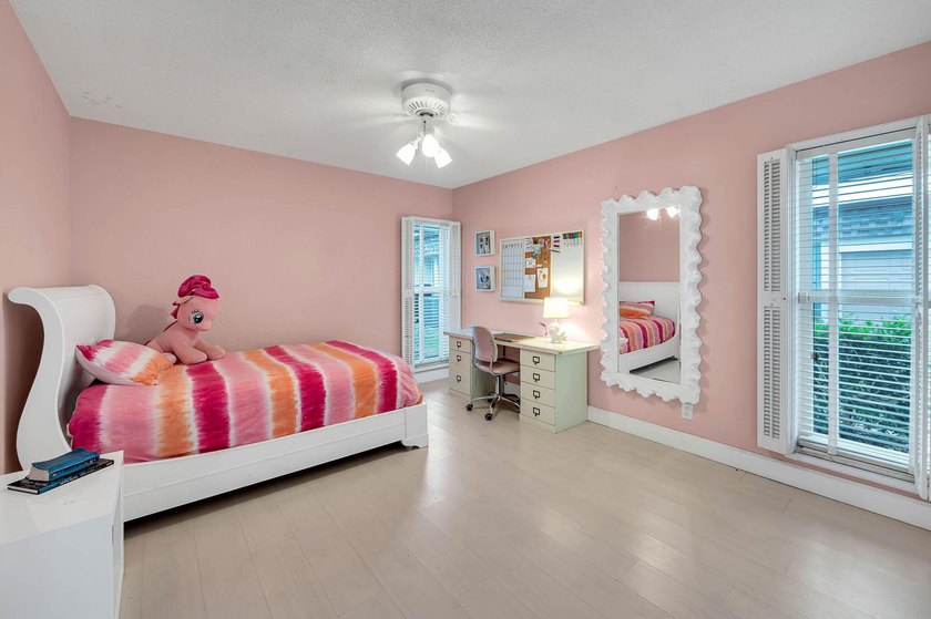 Palm Springs meets South Florida in this distinctive mid-century - photo 28