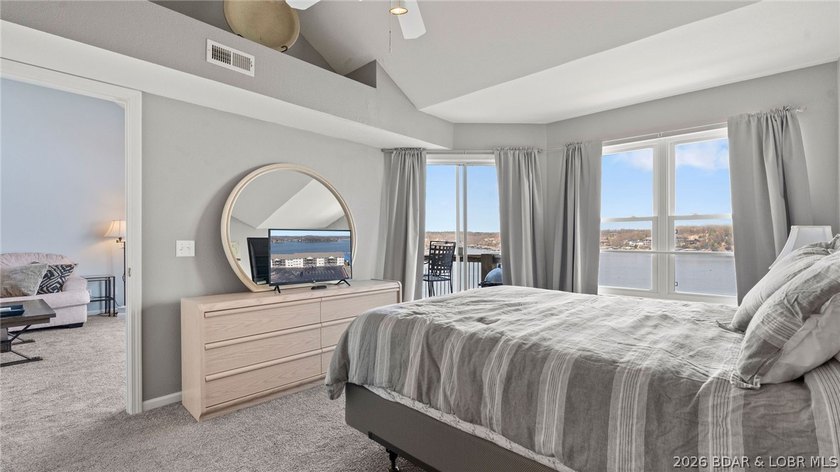Welcome to this beautiful top-floor, turnkey condo in the heart - photo 30
