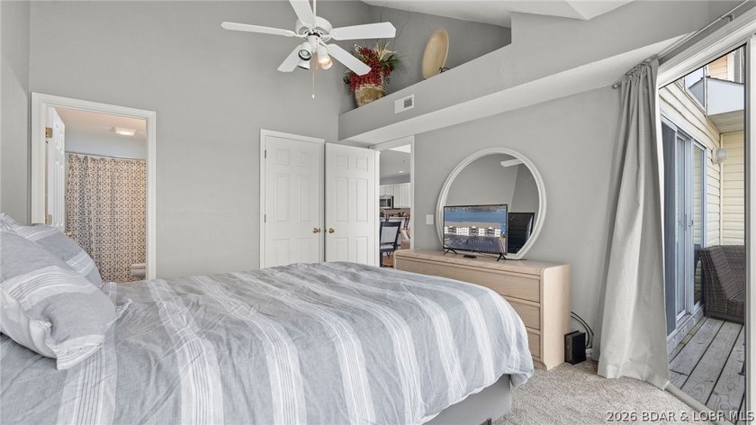Welcome to this beautiful top-floor, turnkey condo in the heart - photo 31