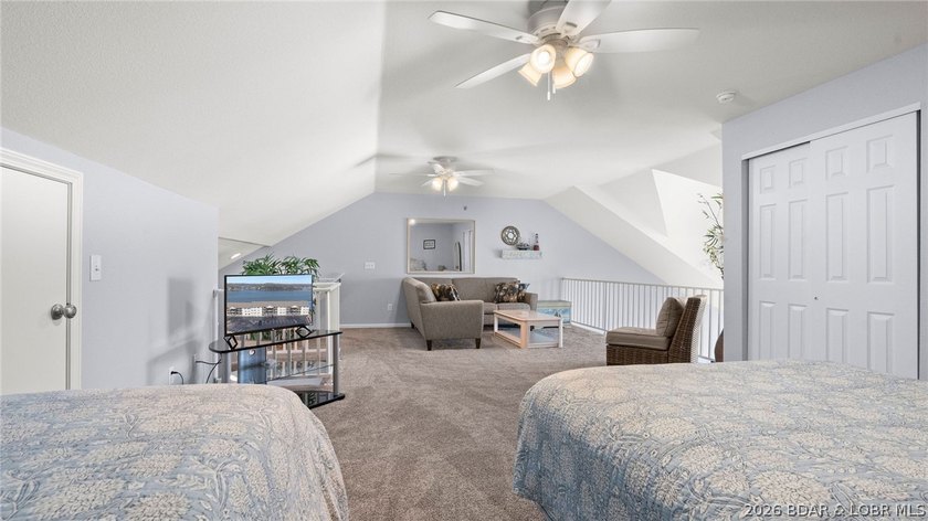 Welcome to this beautiful top-floor, turnkey condo in the heart - photo 38