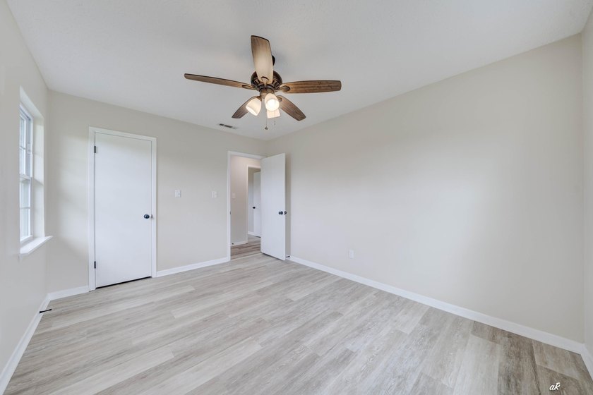 Welcome to 12302 Country Club Drive in the desirable Sandy Creek - photo 19