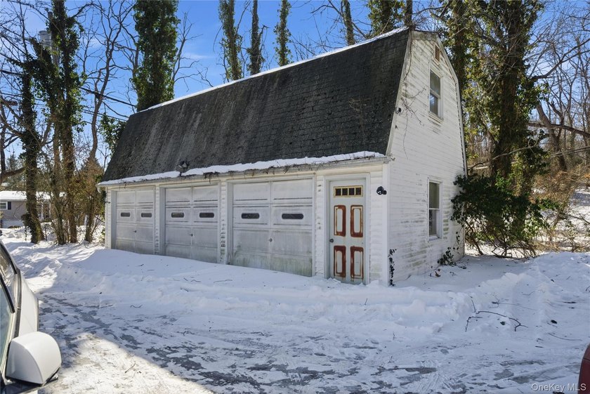 Rare opportunity in Old Chester Hills! Set on a flat, private 1 - photo 2