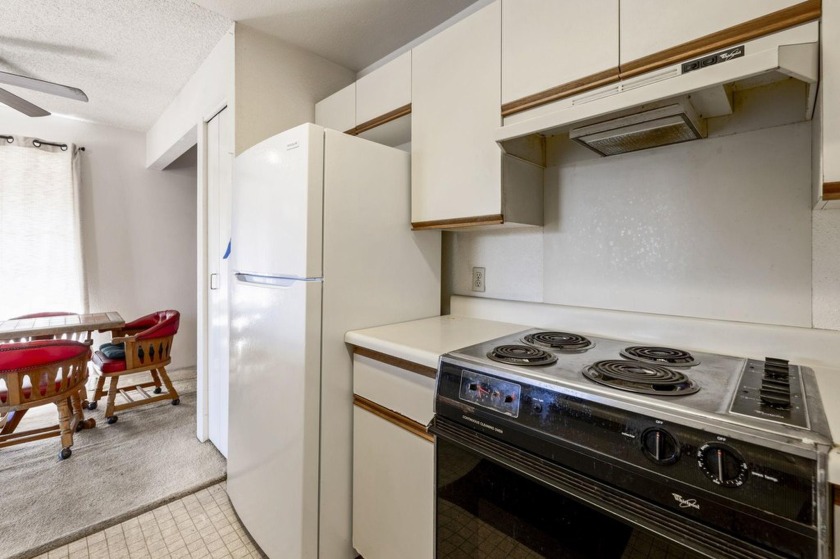 Two bedroom 1.5 bath second floor condo priced to sell in very - photo 11