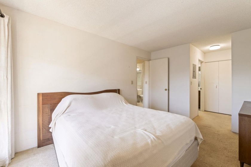 Two bedroom 1.5 bath second floor condo priced to sell in very - photo 18