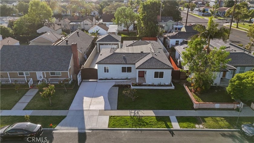Welcome to your light-filled retreat in one of Long Beach's most - photo 2