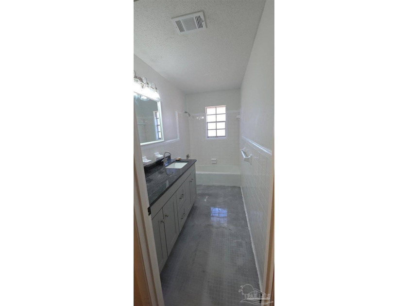 3 bedroom 2 bath house with 1 bed/1 bath apartment. New Roof - photo 13