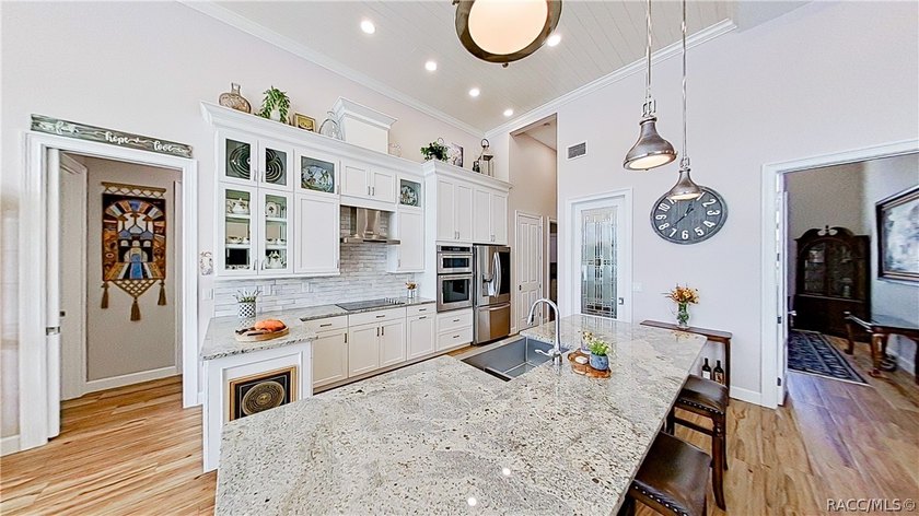 Welcome to waterfront living on one of Crystal River's most - photo 18