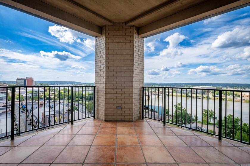 NEW PRICE$$$ Unique, French Country, Beautiful High Rise Condo - photo 26